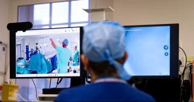 انجاز طبى الأول من نوعه.. نجاح جراحة روبوتية عن بعد لمصاب بسرطان البروستاتا