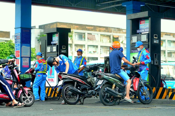 Vì sao giá xăng dầu điều chỉnh ba phiên liên tiếp, dầu bật tăng mạnh trở lại? - Ảnh 1.