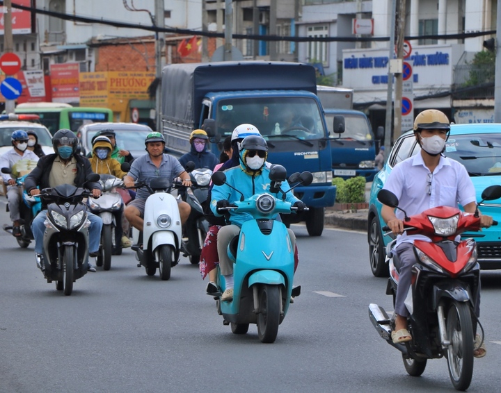 يفكر الكثير من الناس في التحول إلى السيارات الكهربائية بسبب مخاوفهم بشأن ارتفاع أسعار البنزين.