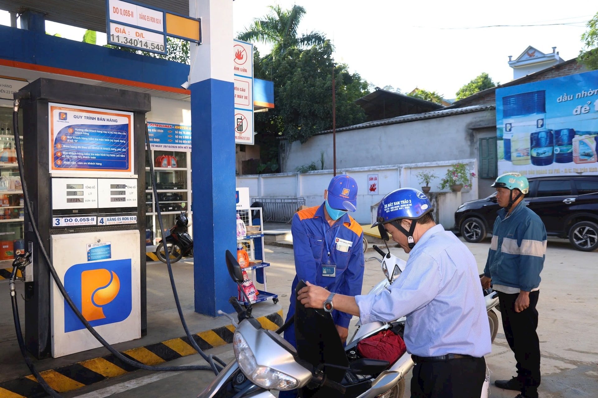 أسعار الوقود اليوم، 17 مارس 2026: ارتفاع أسعار النفط العالمية، وبقاء أسعار بنزين RON95 دون تغيير