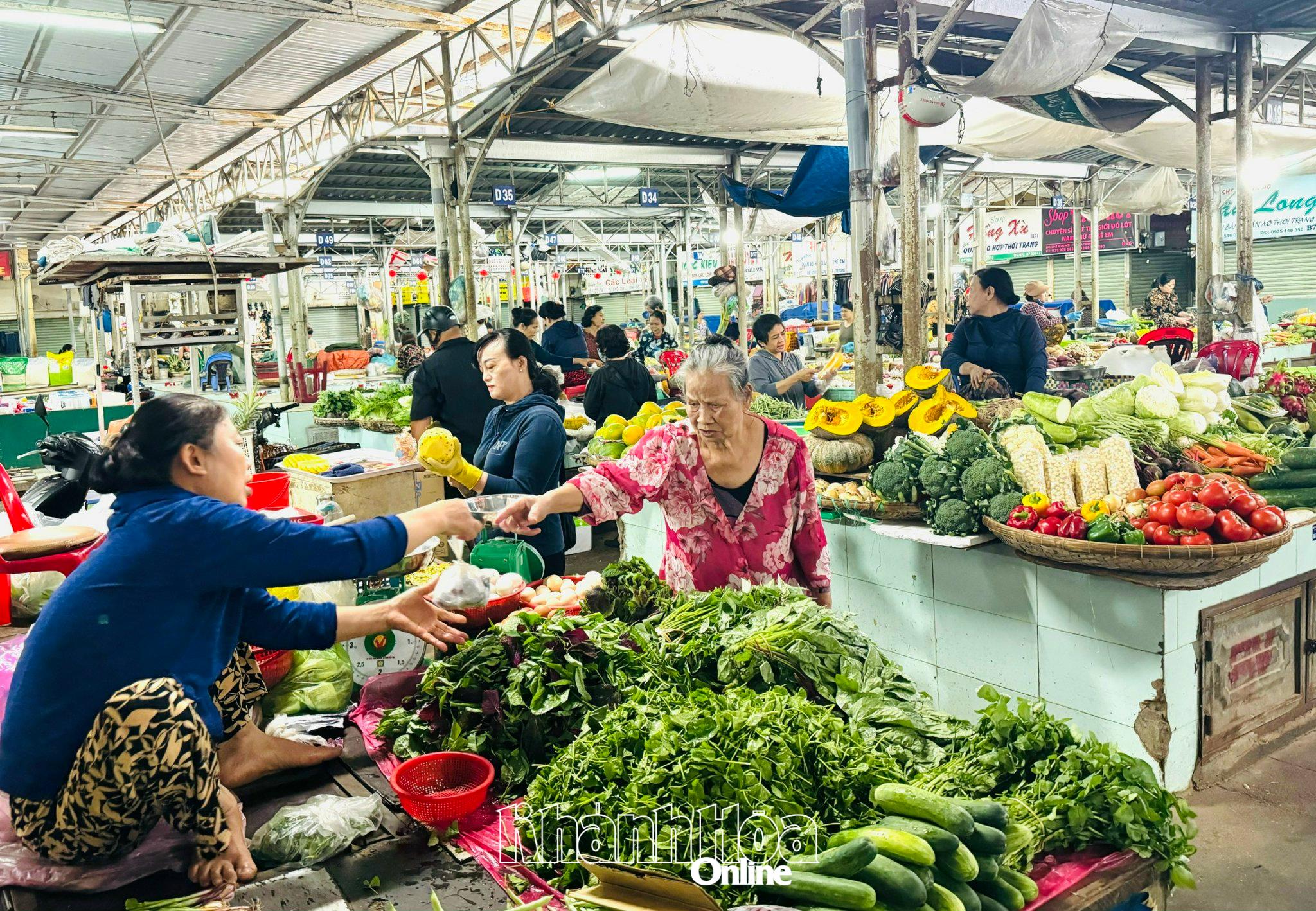 يشتري الناس الخضراوات في سوق زوم موي (حي نها ترنج)، صباح يوم 11 مارس.