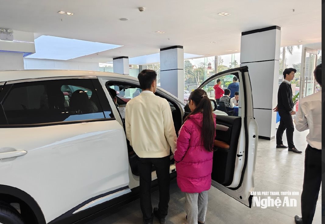 أبدى العملاء اهتمامًا متزايدًا بالسيارات الكهربائية في الأيام الأخيرة. (صورة ملتقطة في معرض لبيع السيارات الكهربائية في حي فينه فو). تصوير: فان ترونغ