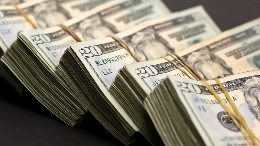 يواصل الدولار الأمريكي ارتفاع قيمته وسط مخاطر تجدد التضخم. (صورة توضيحية: رويترز)