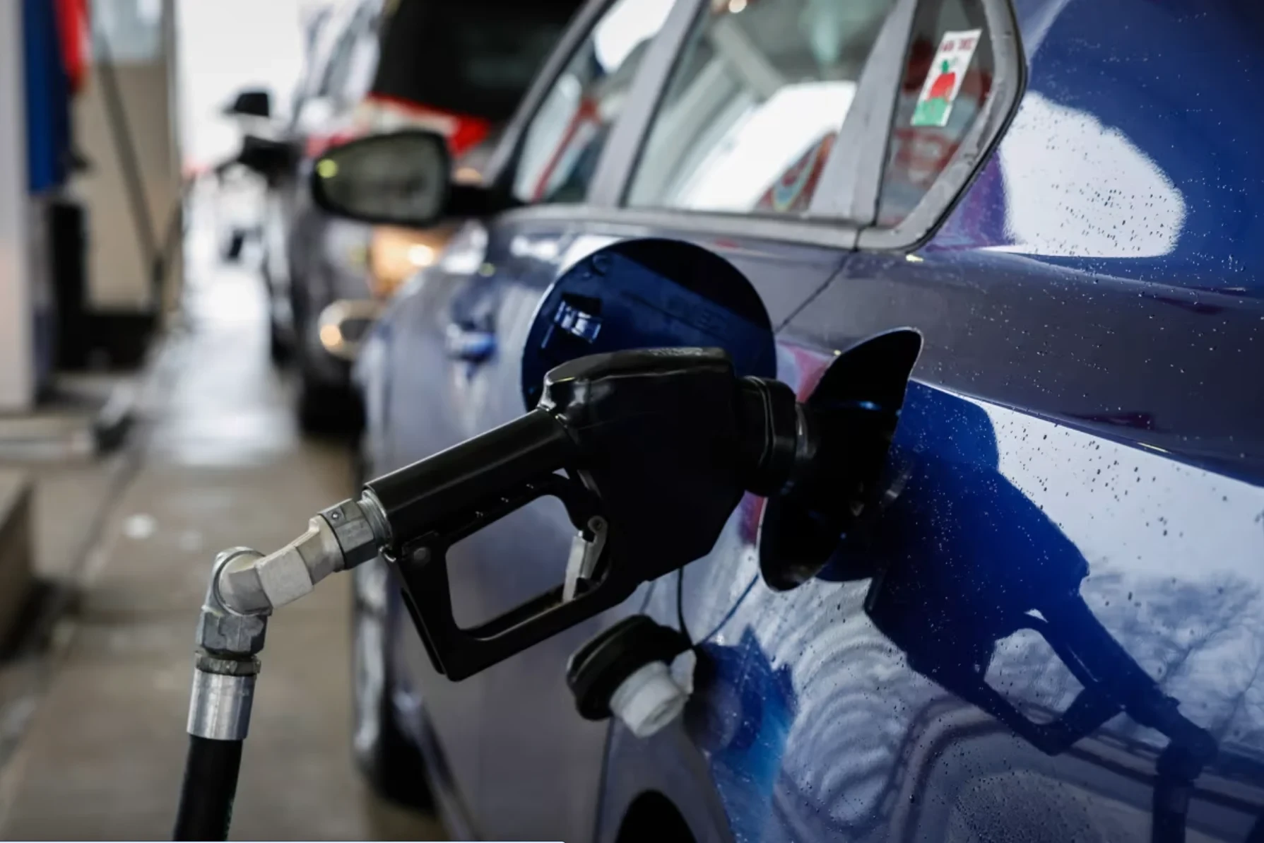 أسعار الوقود اليوم، 17 مارس 2026: أسعار النفط الخام العالمية ترتفع بشكل حاد، بينما تبقى أسعار بنزين RON95 والديزل دون تغيير