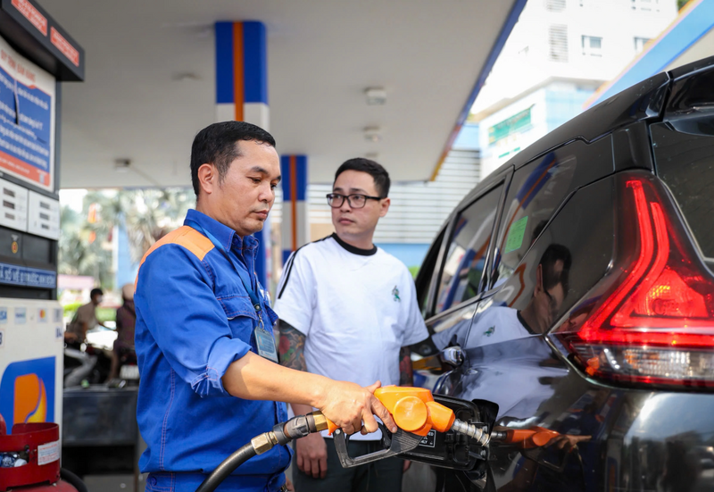 ابتداءً من الساعة 11:45 مساءً في 10 مارس، ارتفع سعر بنزين E5RON92 بمقدار 1344 دونغ فيتنامي/لتر، وارتفع سعر بنزين RON9S-III بمقدار 2073 دونغ فيتنامي/لتر.