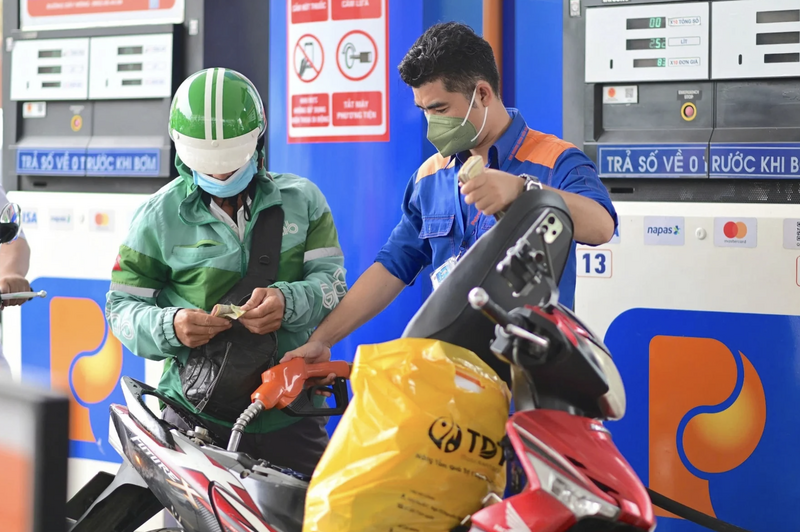 ابتداءً من الساعة العاشرة مساءً في 12 مارس 2026، انخفض سعر بنزين E5RON92 بمقدار 447 دونغ فيتنامي/لتر، بينما ارتفع سعر بنزين RON95-III بمقدار 335 دونغ فيتنامي/لتر.
