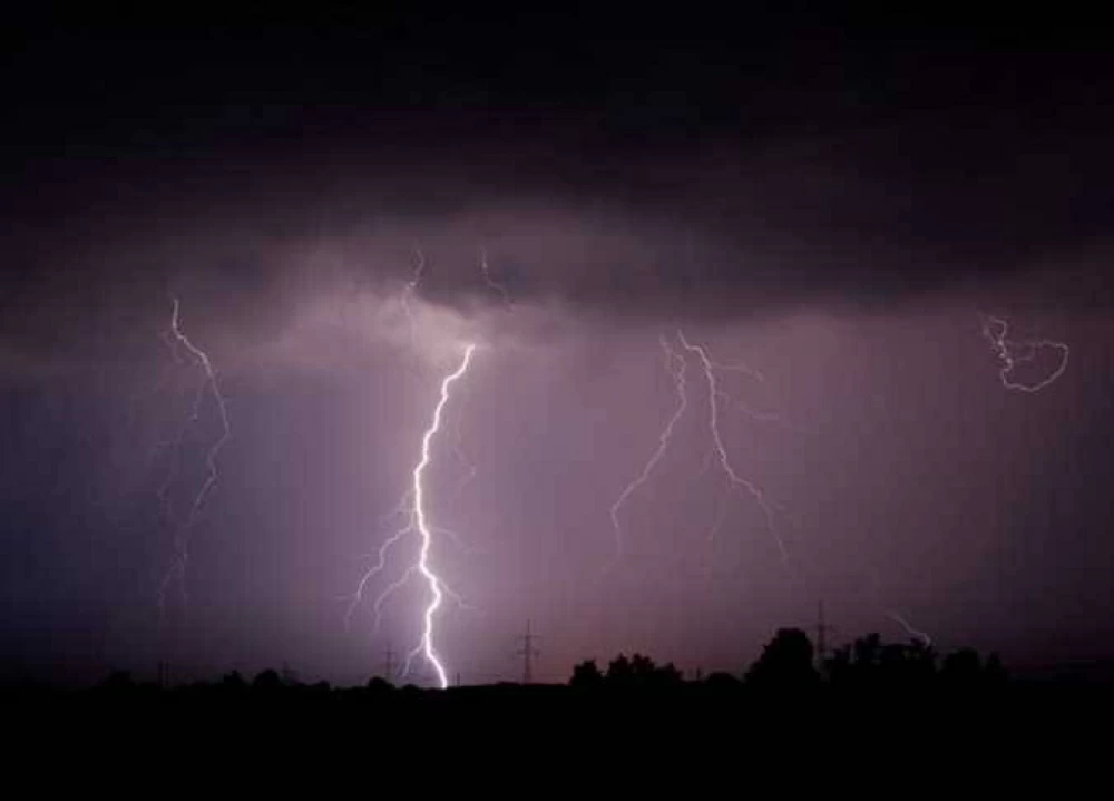 «أمطار رعدية وضربات برق».. الأرصاد تكشف حالة الطقس المتوقعة على الإسكندرية والمحافظات غداً