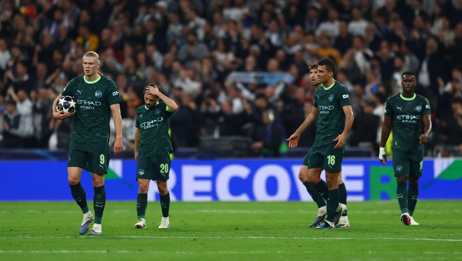 حزن نجوم مانشستر سيتي إيرلينغ هالاند ورودري هيرنانديز ومارك غيهي بعد تأخرهم 3-0 في ذهاب ثمن نهائي دوري أبطال أوروبا أمام ريال مدريد - 11 مارس 2026