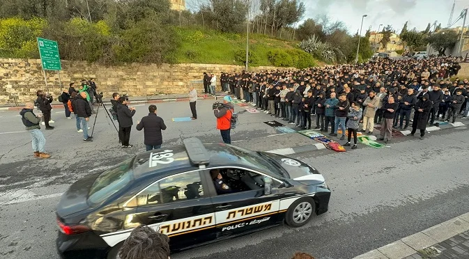 المئات يؤدودن صلاة العيد فى محيط الأقصى