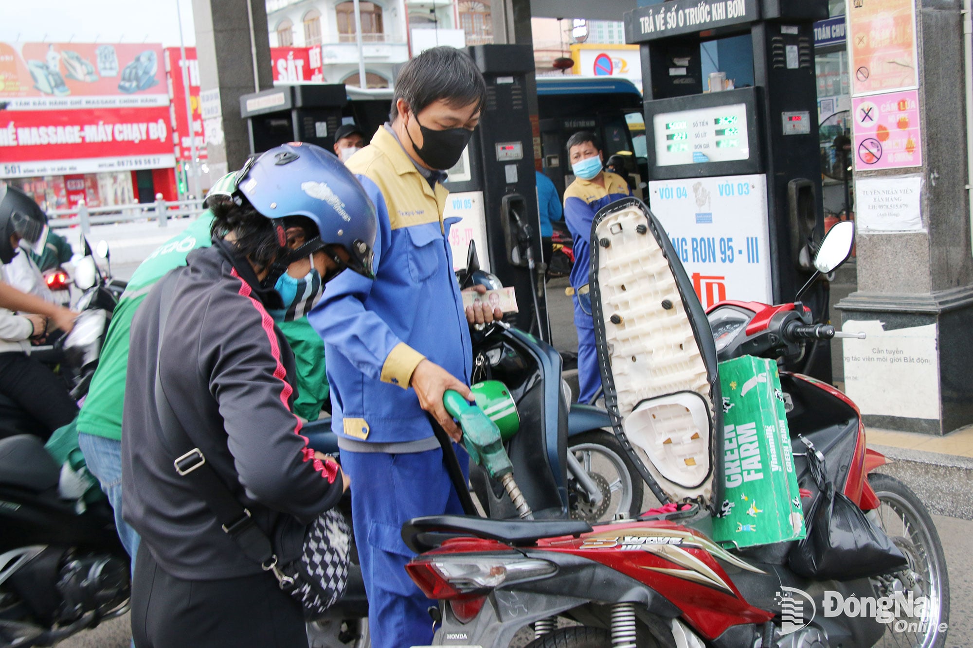 يقوم الناس بتعبئة خزانات سياراتهم في محطة وقود بشارع نغوين آي كوك (حي ترانغ داي). الصورة: هاي كوان