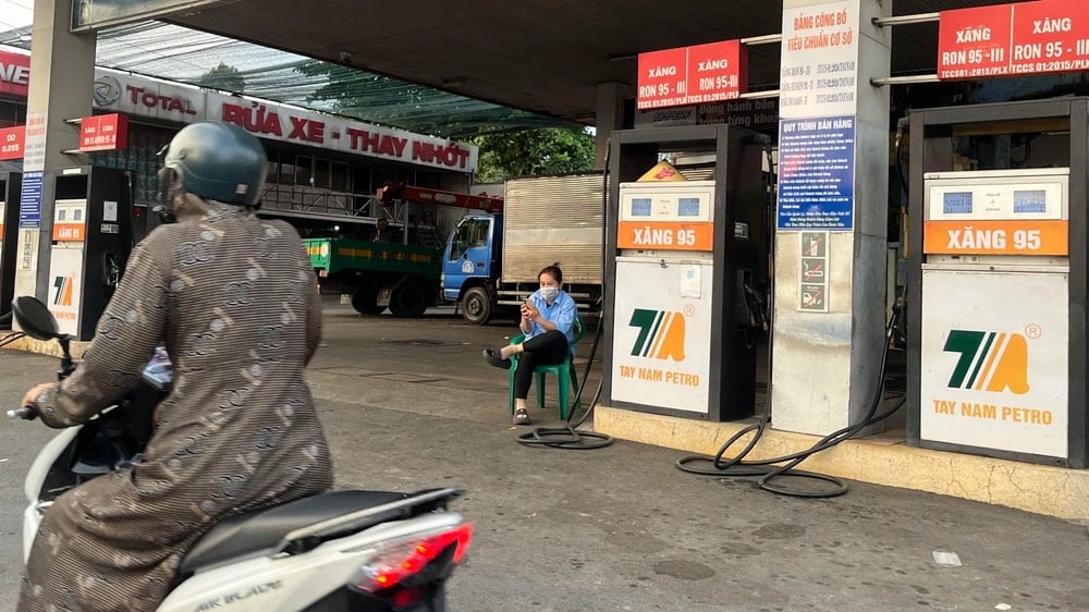 انخفضت أسعار البنزين والديزل بشكل حاد في جميع القطاعات في الساعة العاشرة مساءً يوم 11 مارس 2026.