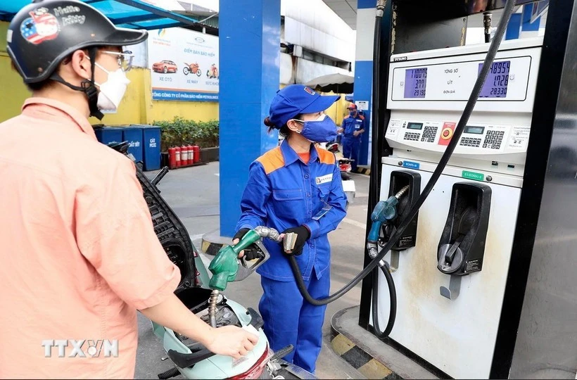 مع انخفاض حاد يقارب 4000 دونغ فيتنامي، انخفض سعر بنزين RON95-III إلى 25240 دونغ فيتنامي للتر الواحد