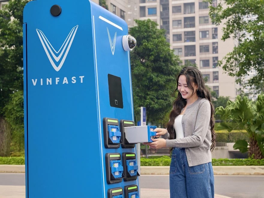 خلال فترة ارتفاع أسعار البنزين، يختار المستهلكون VinFast Feliz II: تبديل سريع للبطاريات، مما يوفر ملايين الدونغ كل شهر.