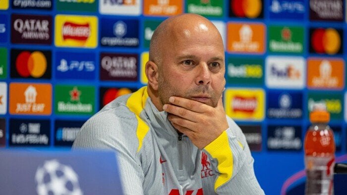 مايكل أوين: تتويج ليفربول ببطولة سيحدد مستقبل سلوت مع الفريق