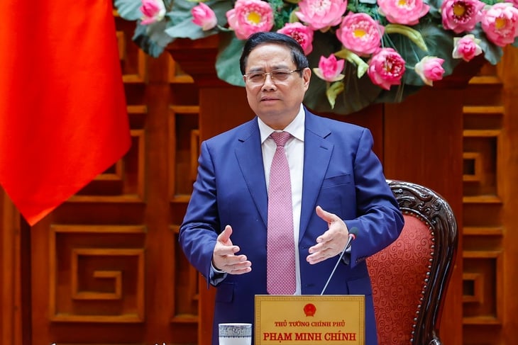 رئيس الوزراء: لا مجال مطلقاً لنقص الوقود تحت أي ظرف من الظروف؛ يجب النظر في تخصيص ميزانية لدعم استقرار الأسعار - الصورة 2. xăng dầu - Ảnh 1.