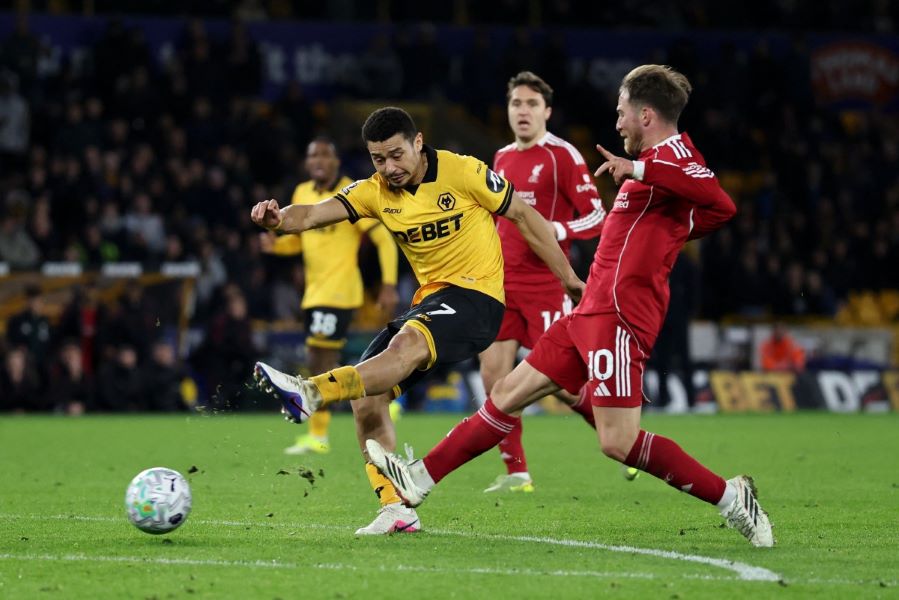 من مباراة ليفربول وولفرهامبتون. (أ ف ب)