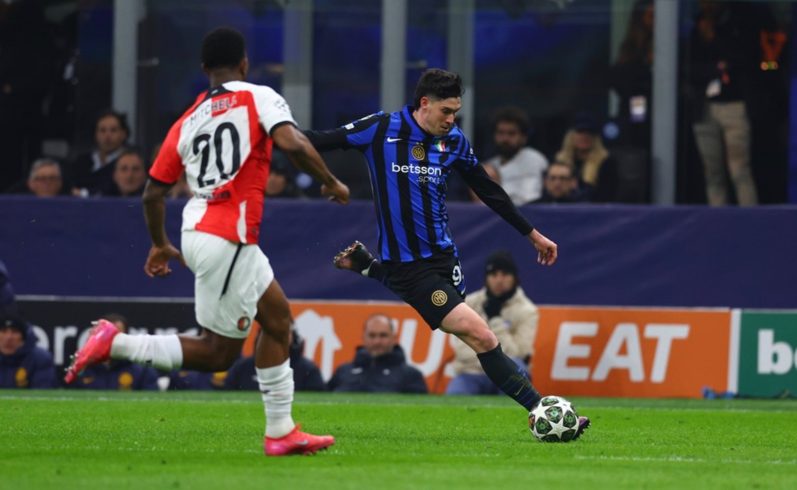 أليساندرو باستوني في مباراة الإنتر وفينورد في إياب ثمن نهائي دوري أبطال أوروبا 11 مارس 2025