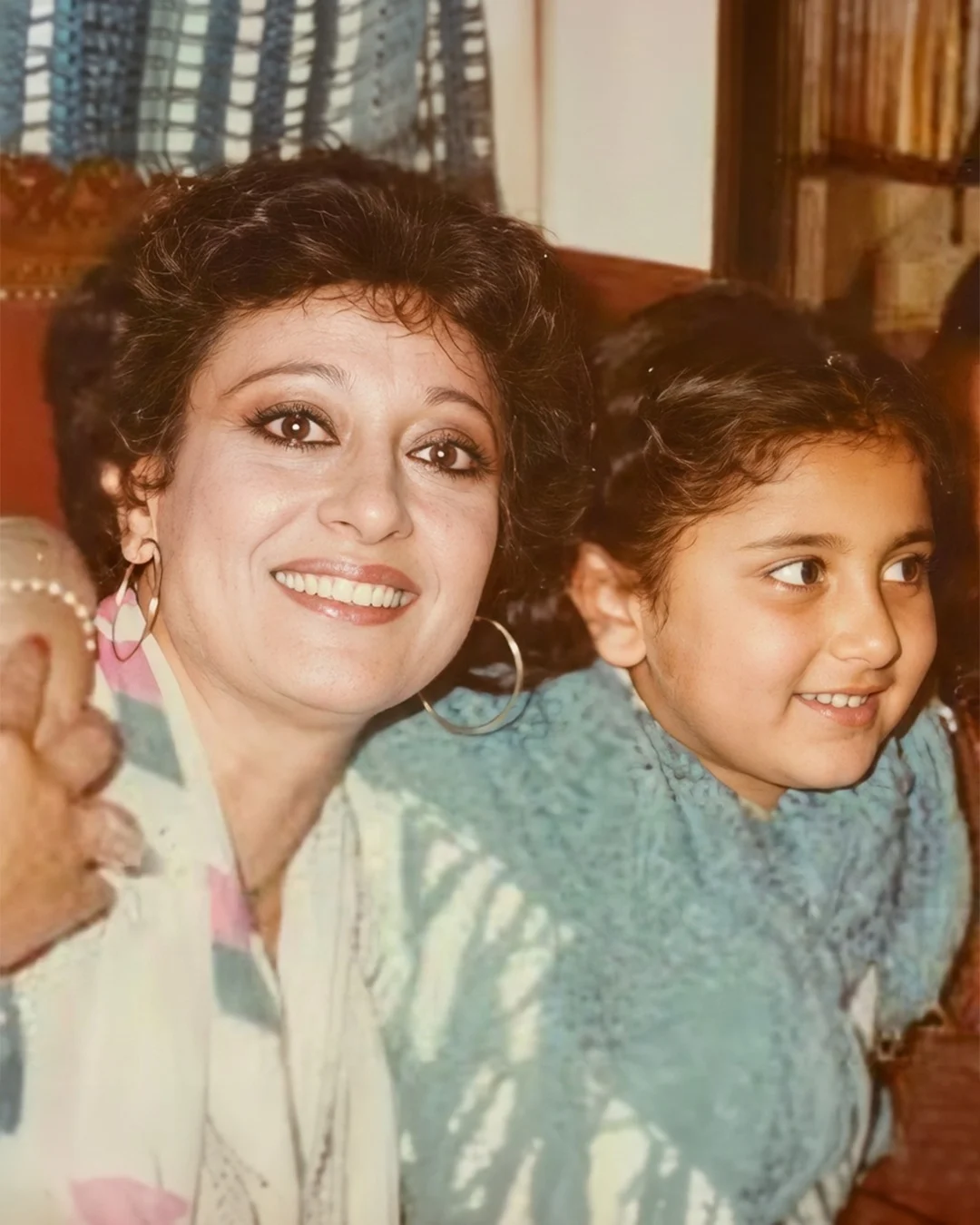 حنان مطاوع فى طفولتها مع والدتها سهير المرشدي حنان مطاوع فى طفولتها مع والدتها سهير المرشدي