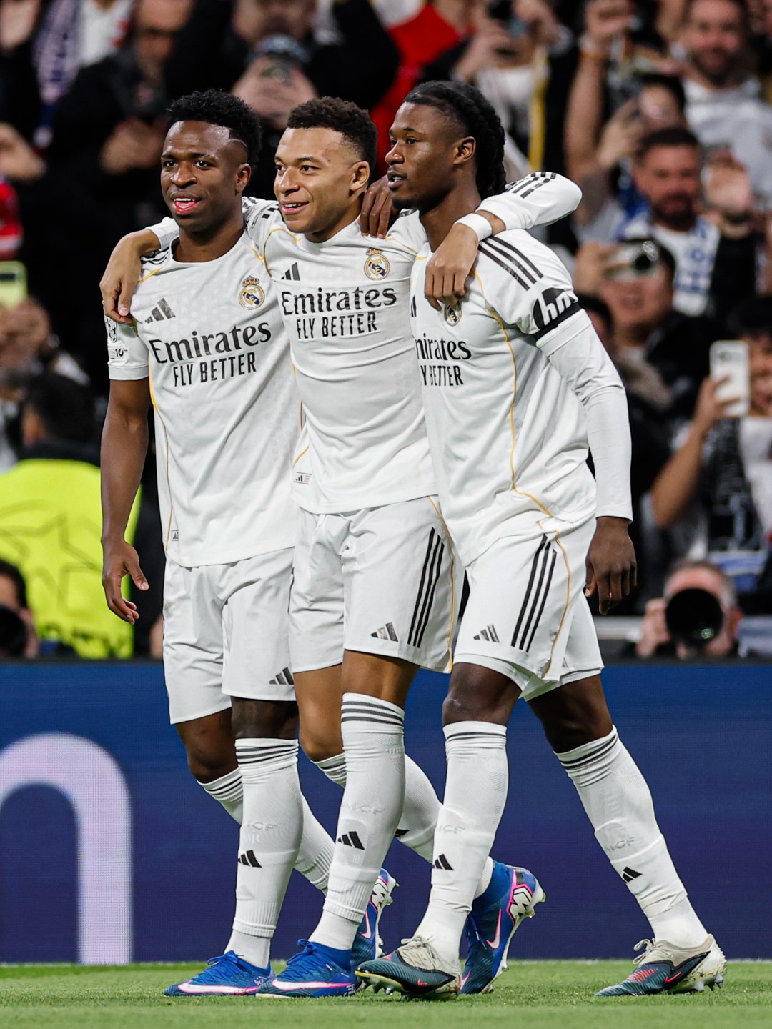 كيليان مبابي نجم ريال مدريد يحتفل بهدفه أمام موناكو في دوري أبطال أوروبا برفقة فينيسيوس وكامافينغا - 20 يناير 2026