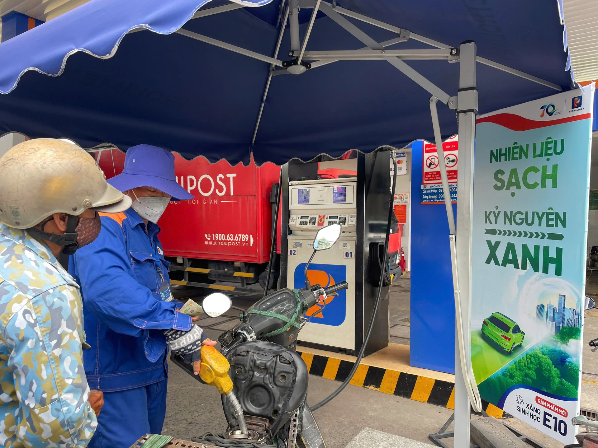 أسعار الوقود اليوم (16 مارس 2026): RON95 يبقى مستقراً عند 25,575 VND/لتر