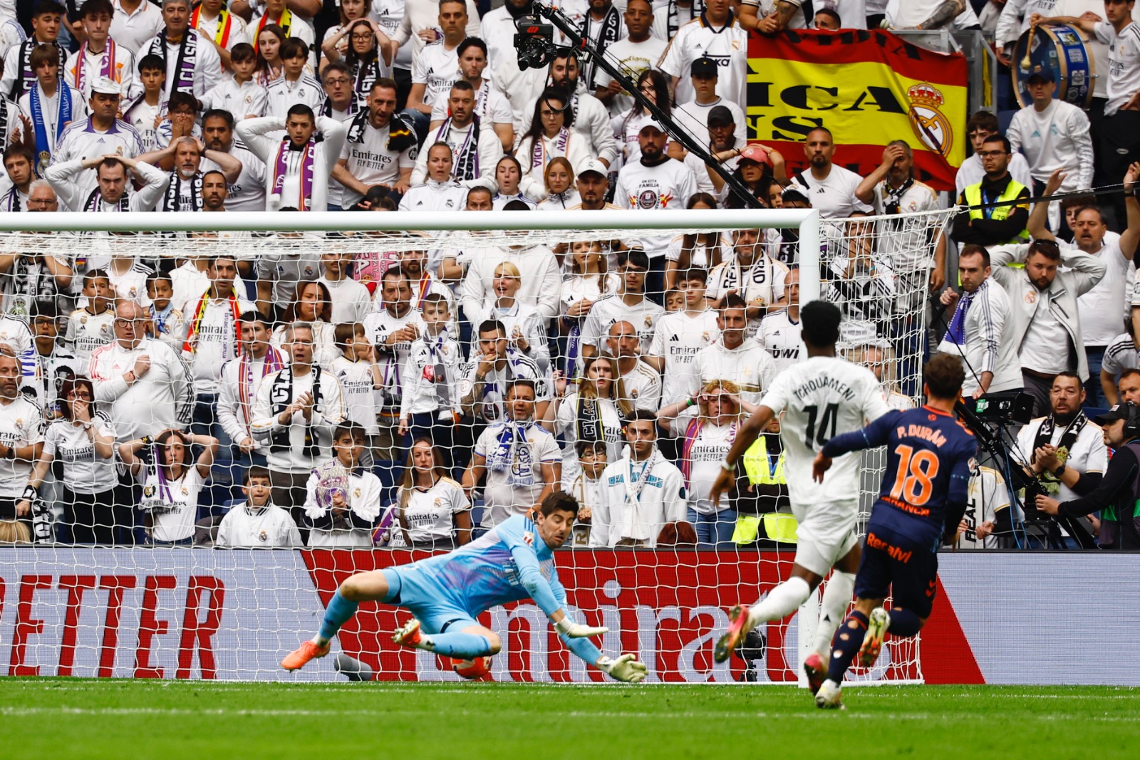 لاعب سيلتا فيغو ويليوت سويدبيرغ يسجل الهدف الثاني لفريقه في مرمى حارس <a href=