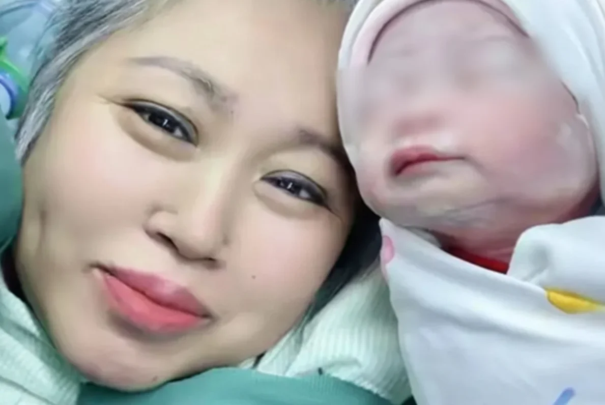 السيدة وطفلها بعد الولادة