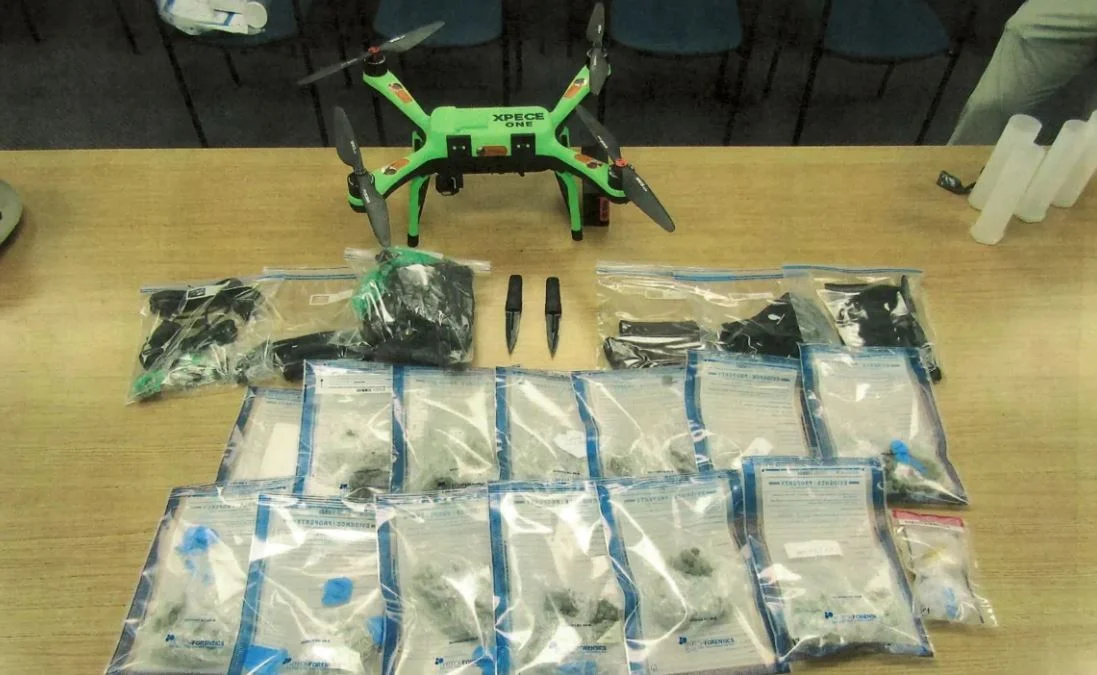 ضبط طائرة بدون طيار تحاول انزال سكاكين لنزلاء سجن