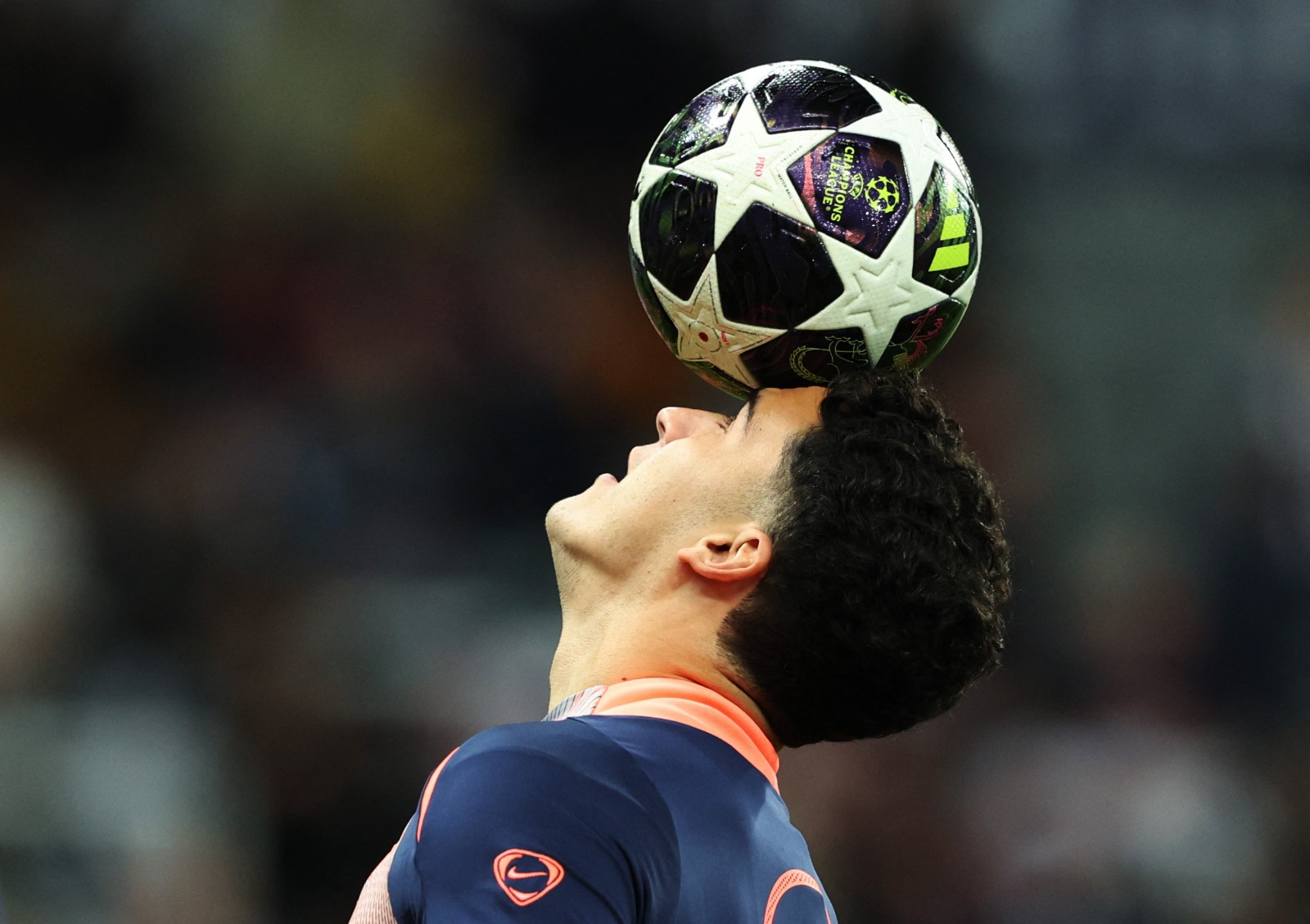 ألفارو كورتيس لاعب برشلونة خلال الإحماء قبل مواجهة نيوكاسل في دوري أبطال أوروبا - 10 مارس 2026