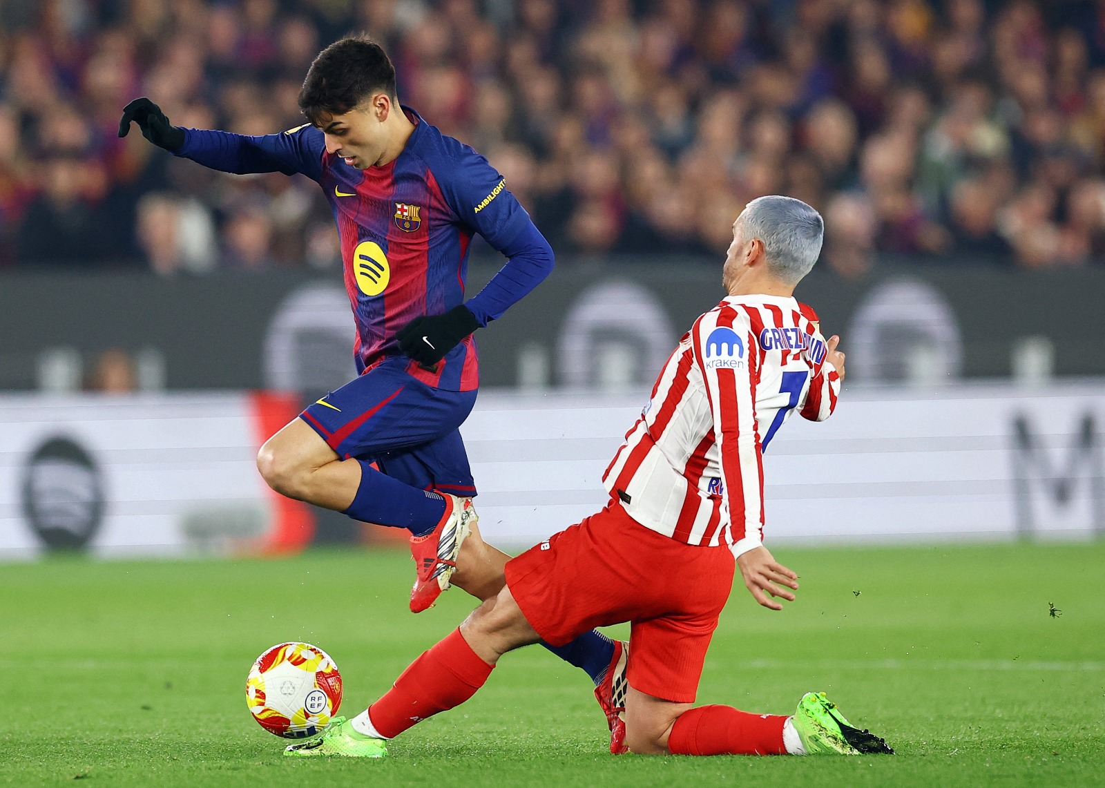 الفرنسي أنطوان غريزمان يحاول استخلاص الكرة من نجم برشلونة بيدري في إياب نصف نهائي كأس ملك إسبانيا - 3 مارس 2026