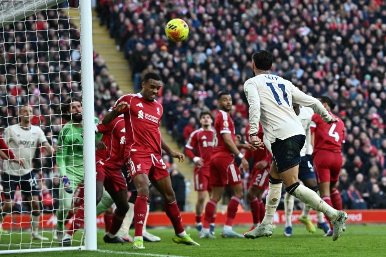 ليفربول يكتسح وست هام ويضيق الخناق على مانشستر يونايتد