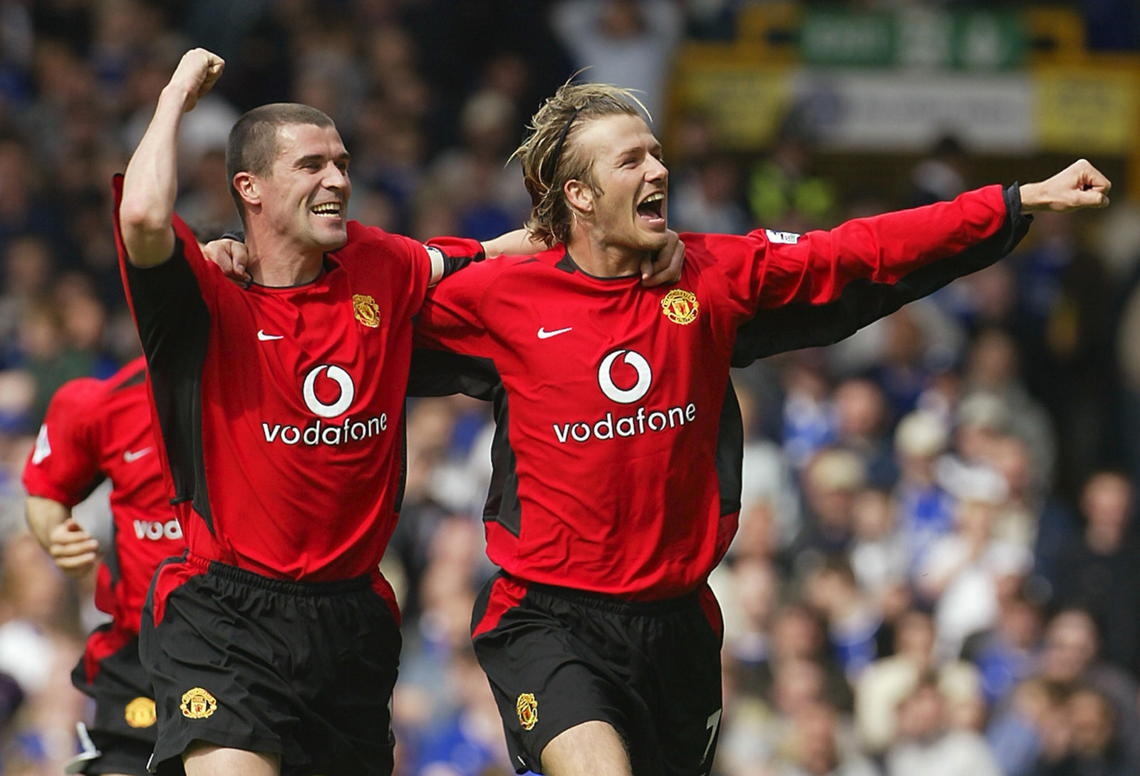 ديفيد بيكهام يحتفل مع روي كين بتسجيله هدفاً لمانشستر يونايتد في مرمى إيفرتون - 11 مايو 2003
