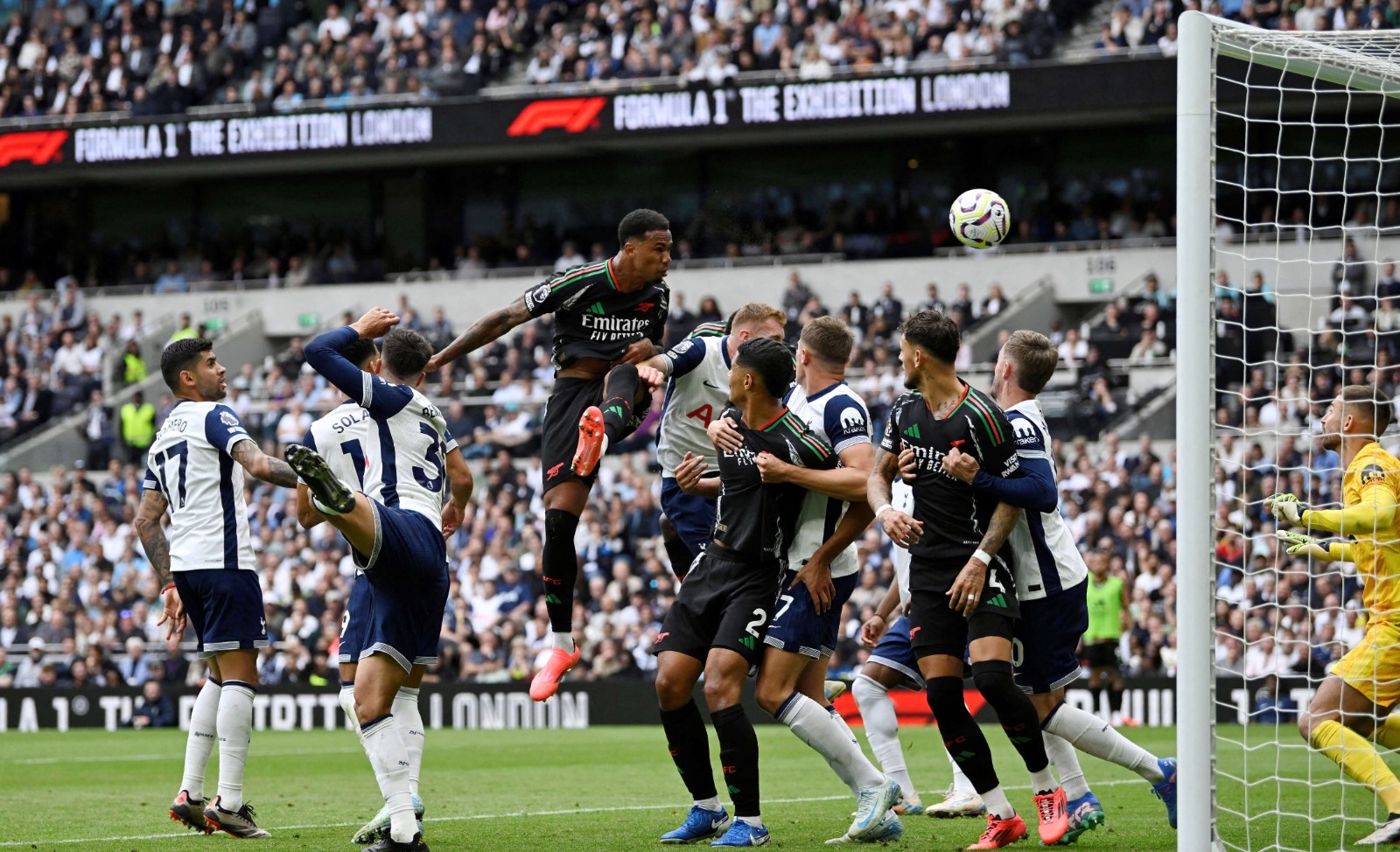 مدافع أرسنال غابرييل ماجالهايس يسجل هدف الفوز أمام أرسنال في الدوري الإنجليزي 15-9-2024