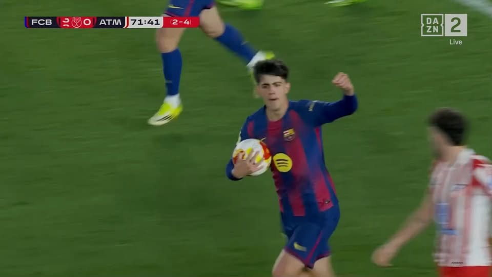 قد تكون صورة ‏‏‏كرة قدم‏، و‏كرة قدم‏‏ و‏تحتوي على النص '‏‎FCB FCB ATMJ71:41 71:41 ATЛЛ 2-4) 2- DA ZN 2 2 Live 1ខ‎‏'‏‏