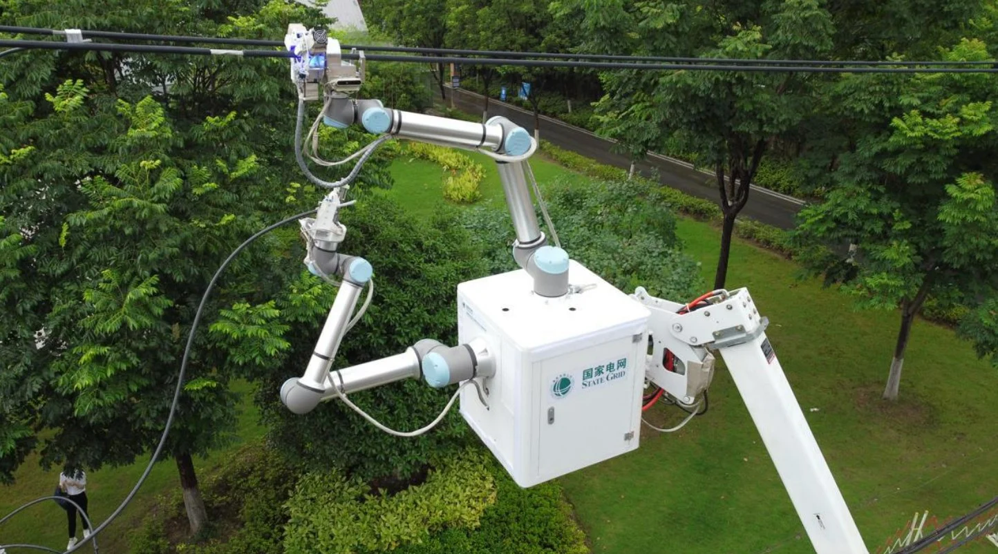 روبوت صيني يجري إصلاحات على خط كهرباء