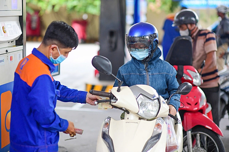 بعد أن أعلنت وزارة الصناعة والتجارة في وقت مبكر من صباح اليوم عن تعديلات في أسعار الوقود، تواصل إصدار بيانات جديدة - الصورة 1. xăng dầu - Ảnh 1.