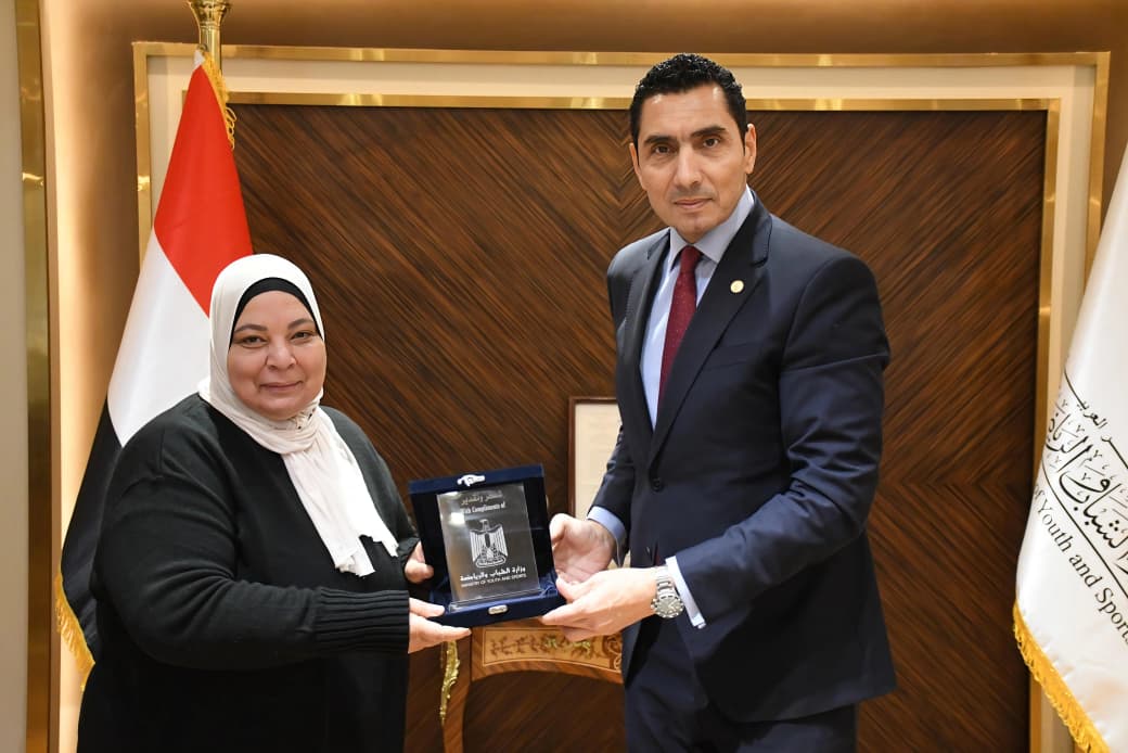 وزير الشباب والرياضة يُكرم المدير التنفيذي لمركز شباب عين الصيرة