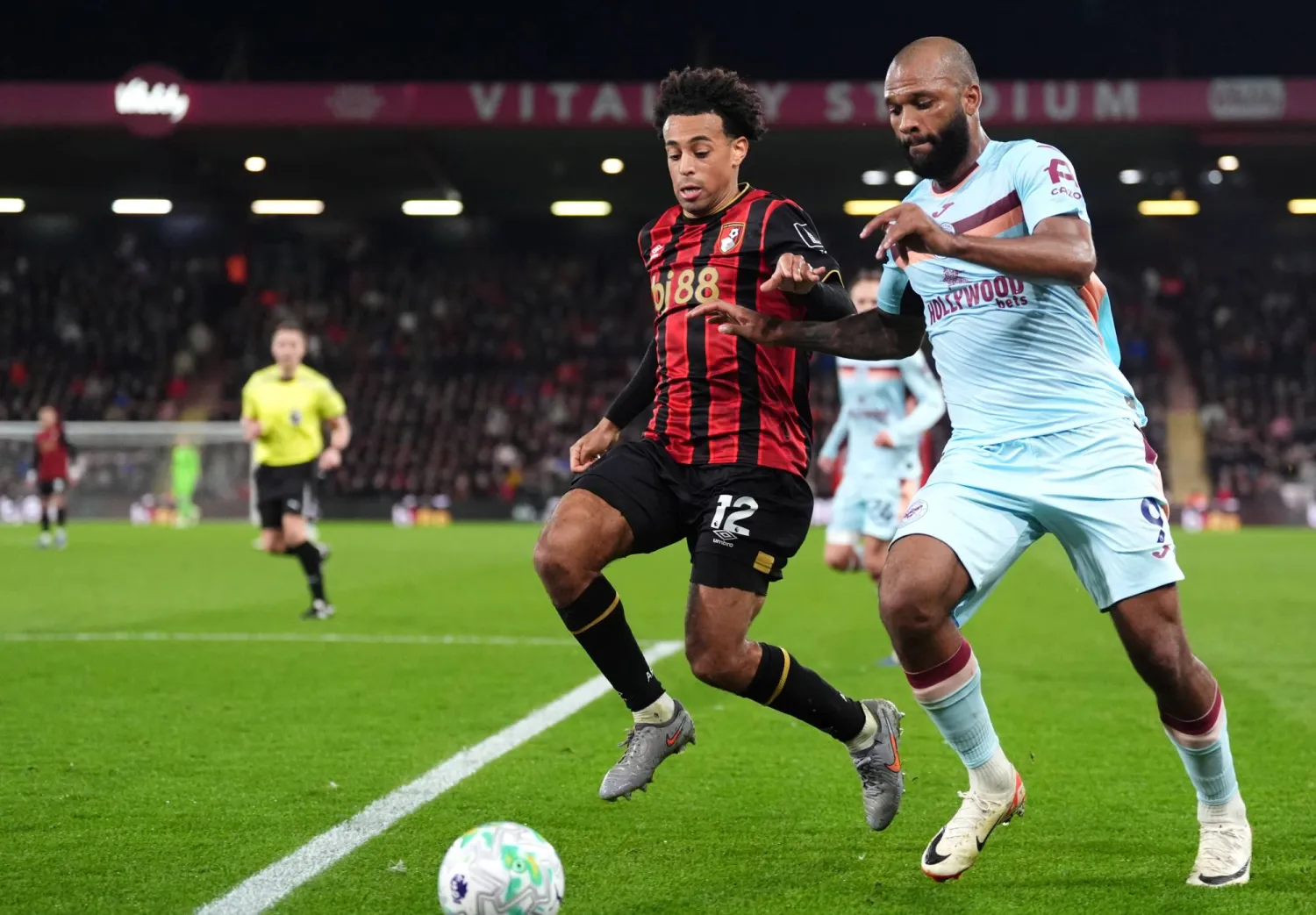 بورنموث اكتفى بالتعادل السلبي مع ضيفه برينتفورد (د.ب.أ)