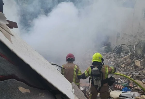 محاولة اخماد النيران