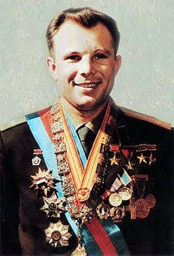 جاجارين يرتدى قلادة النيل