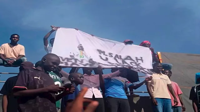 جماهير جنوب السودان تهاجم محمد صلاح بسبب غيابه لافتت جماهير جنوب السودان (2)